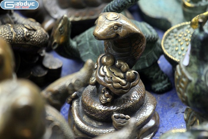 Biểu tượng con rắn trong năm mới Quý Tỵ xuất hiện dày đặc ở các cửa hàng đồ cổ tại phố Hàng Mã, hàng Lược